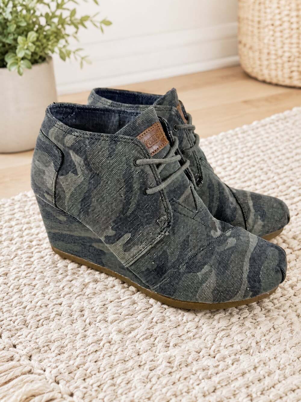 TOMS Washed Camo Canvas Desert Wedge Booties Lace Up Shoes Women’s 6.5 Gray